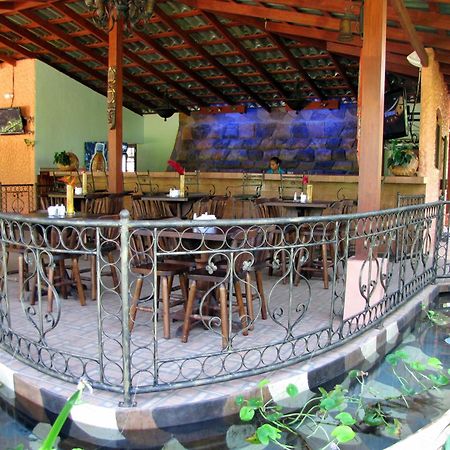 Blue River Resort & Hot Springs Ліберія Ресторан фото